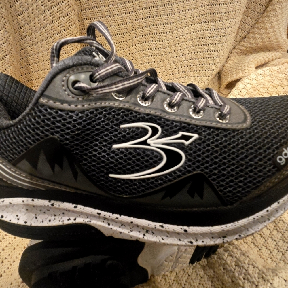 GravityDefyer tennis shoes